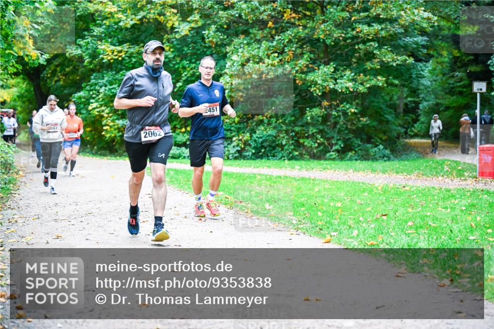 12.10.2025 - Bramfelder Halbmarathon 2025 Dr. Thomas Lammeyer http://msf.ph/oto/9353838 12.10.2025 10:48:22 Laufen 047, 2001, 2062, 2451 meine-sportfotos.de