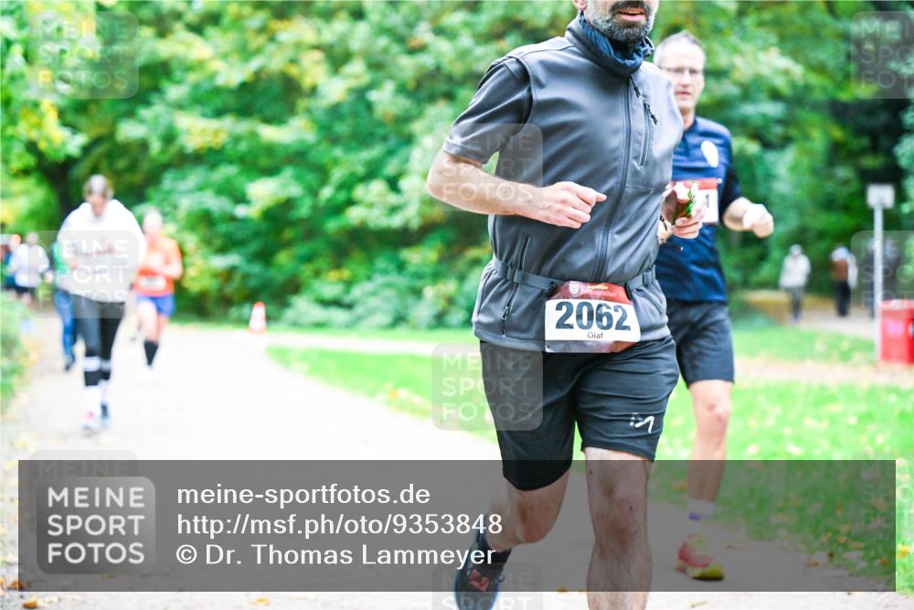 12.10.2025 - Bramfelder Halbmarathon 2025 Dr. Thomas Lammeyer http://msf.ph/oto/9353848 12.10.2025 10:48:24 Laufen 2062 meine-sportfotos.de