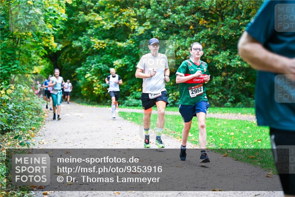12.10.2025 - Bramfelder Halbmarathon 2025 Dr. Thomas Lammeyer http://msf.ph/oto/9353916 12.10.2025 10:48:37 Laufen 2463, 230, 2952, 8100 meine-sportfotos.de