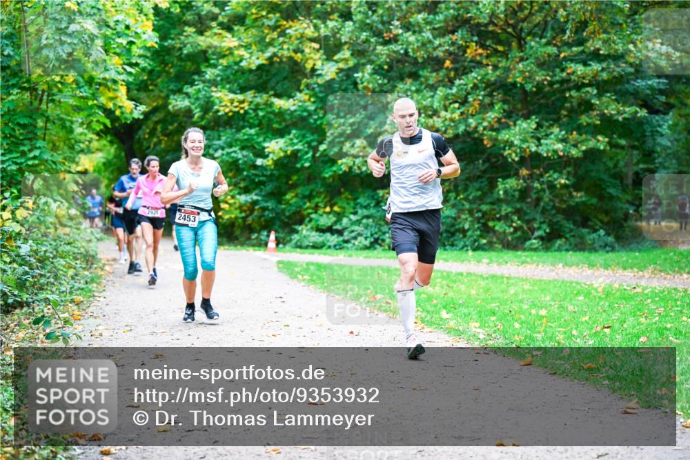 12.10.2025 - Bramfelder Halbmarathon 2025 Dr. Thomas Lammeyer http://msf.ph/oto/9353932 12.10.2025 10:48:40 Laufen 10, 2925, 2453 meine-sportfotos.de