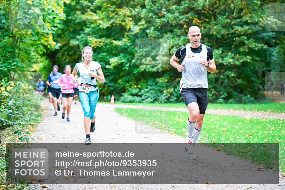 12.10.2025 - Bramfelder Halbmarathon 2025 Dr. Thomas Lammeyer http://msf.ph/oto/9353935 12.10.2025 10:48:40 Laufen 2453 meine-sportfotos.de