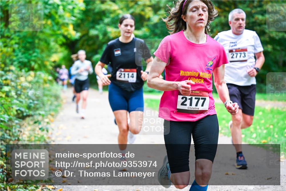 12.10.2025 - Bramfelder Halbmarathon 2025 Dr. Thomas Lammeyer http://msf.ph/oto/9353974 12.10.2025 10:48:48 Laufen 2114, 34, 2177, 2773 meine-sportfotos.de