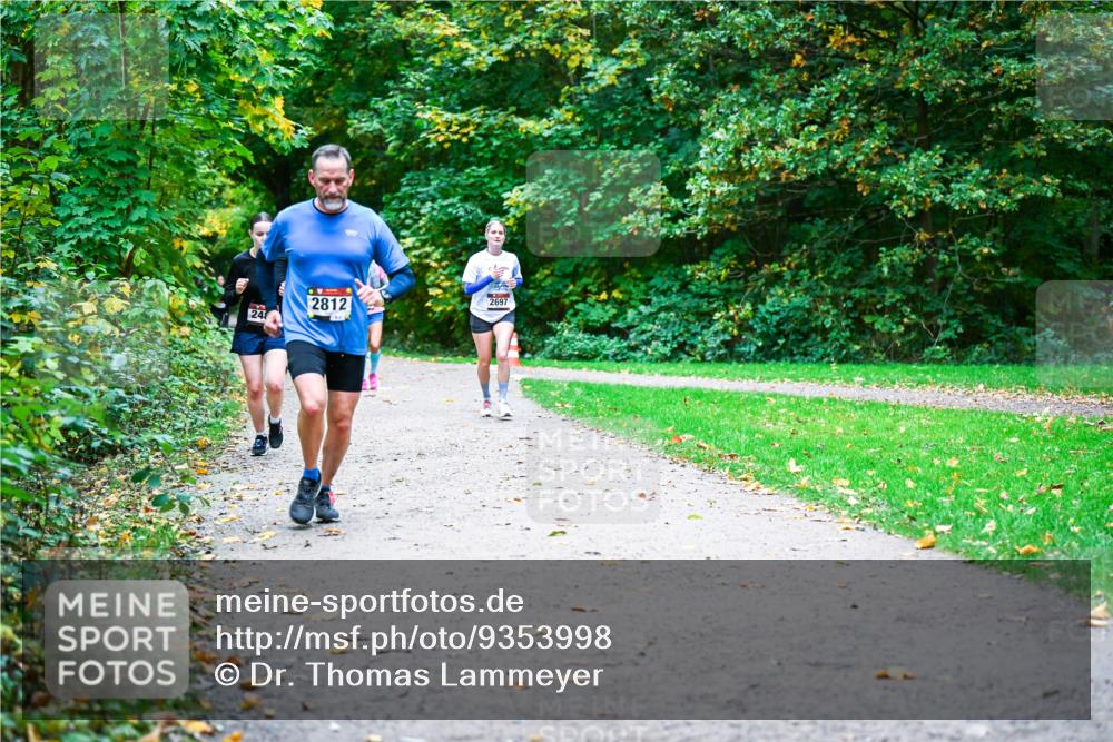 12.10.2025 - Bramfelder Halbmarathon 2025 Dr. Thomas Lammeyer http://msf.ph/oto/9353998 12.10.2025 10:48:52 Laufen 24, 2812, 2697 meine-sportfotos.de