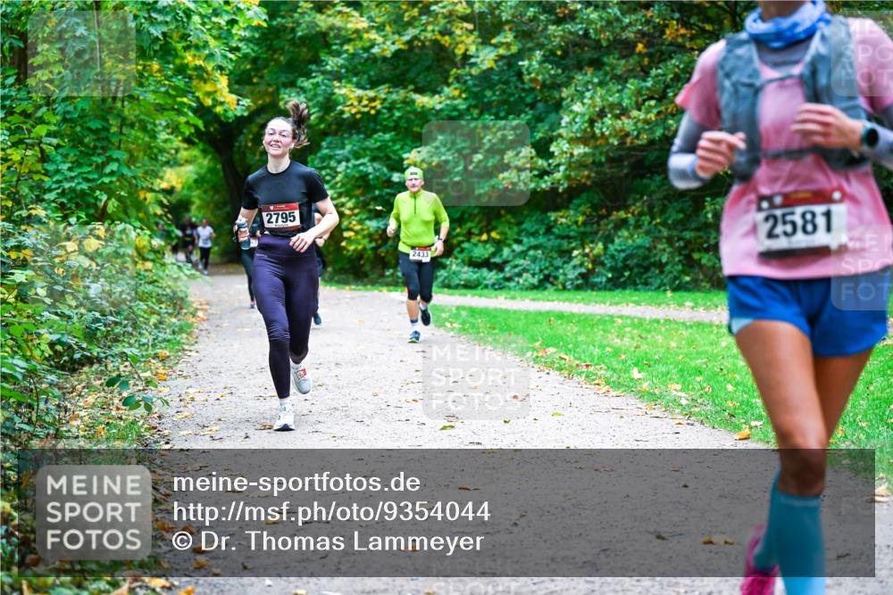 12.10.2025 - Bramfelder Halbmarathon 2025 Dr. Thomas Lammeyer http://msf.ph/oto/9354044 12.10.2025 10:48:59 Laufen 2795, 2433, 2581 meine-sportfotos.de