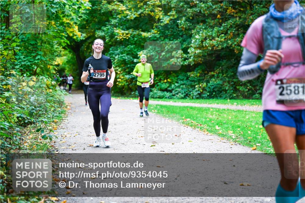 12.10.2025 - Bramfelder Halbmarathon 2025 Dr. Thomas Lammeyer http://msf.ph/oto/9354045 12.10.2025 10:48:59 Laufen 2795, 2433, 2581 meine-sportfotos.de