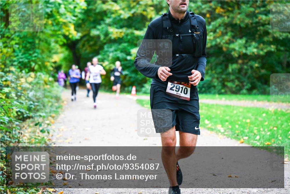 12.10.2025 - Bramfelder Halbmarathon 2025 Dr. Thomas Lammeyer http://msf.ph/oto/9354087 12.10.2025 10:49:09 Laufen 2910 meine-sportfotos.de
