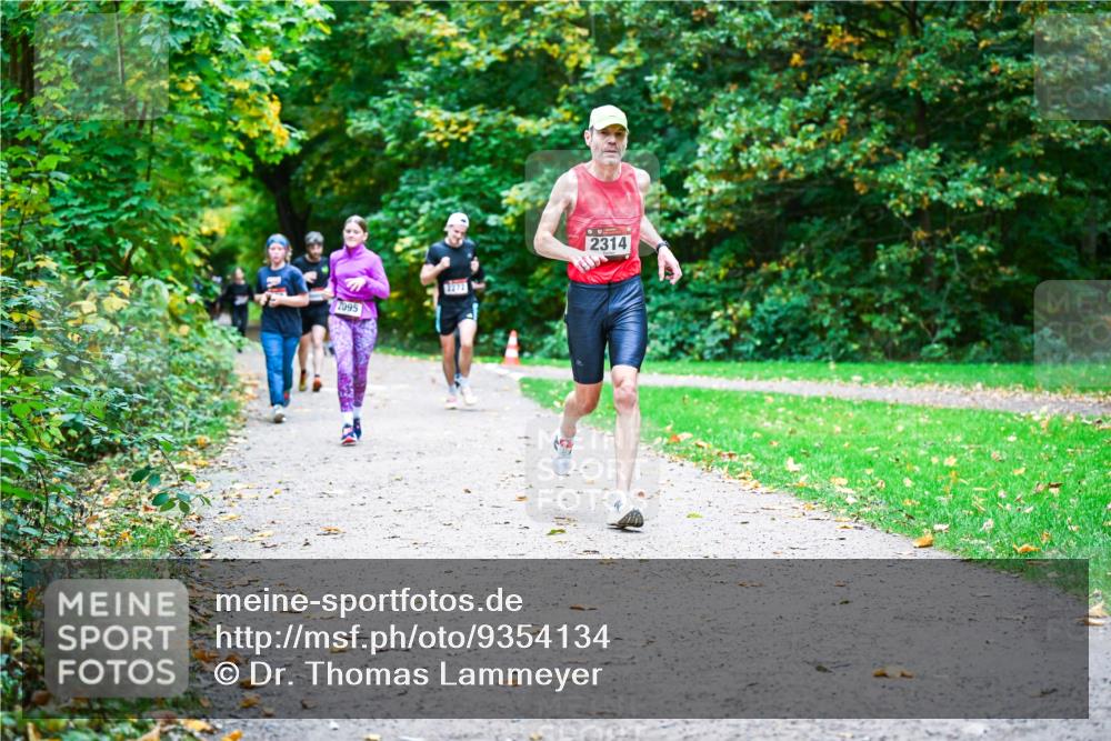12.10.2025 - Bramfelder Halbmarathon 2025 Dr. Thomas Lammeyer http://msf.ph/oto/9354134 12.10.2025 10:49:19 Laufen 2095, 3273, 2314 meine-sportfotos.de