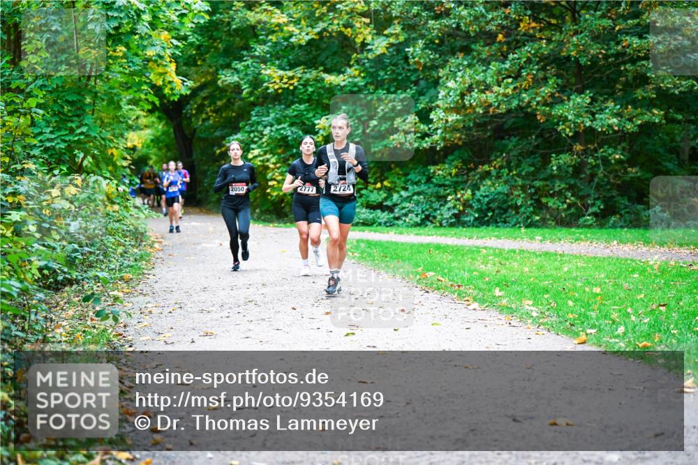 12.10.2025 - Bramfelder Halbmarathon 2025 Dr. Thomas Lammeyer http://msf.ph/oto/9354169 12.10.2025 10:49:27 Laufen 2050, 2777, 2724 meine-sportfotos.de