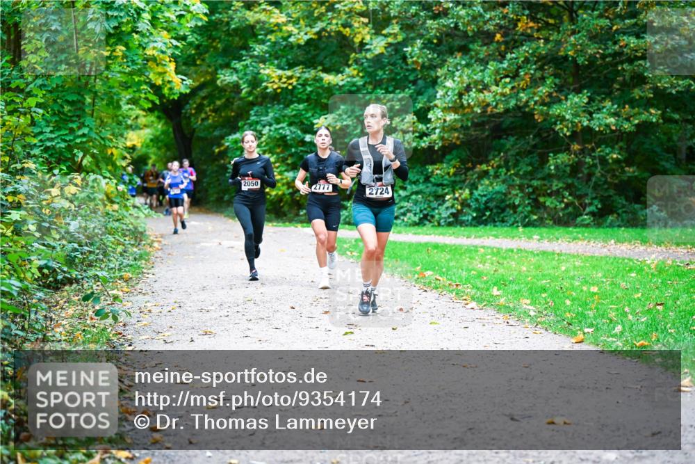 12.10.2025 - Bramfelder Halbmarathon 2025 Dr. Thomas Lammeyer http://msf.ph/oto/9354174 12.10.2025 10:49:28 Laufen 2050, 2777, 2724 meine-sportfotos.de