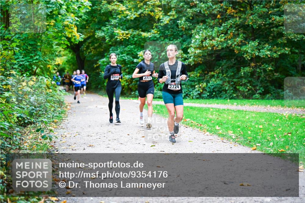 12.10.2025 - Bramfelder Halbmarathon 2025 Dr. Thomas Lammeyer http://msf.ph/oto/9354176 12.10.2025 10:49:28 Laufen 2050, 2777, 2724 meine-sportfotos.de