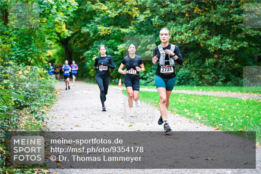 12.10.2025 - Bramfelder Halbmarathon 2025 Dr. Thomas Lammeyer http://msf.ph/oto/9354178 12.10.2025 10:49:29 Laufen 2050, 2777, 2724 meine-sportfotos.de