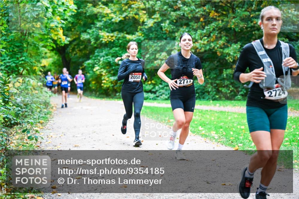 12.10.2025 - Bramfelder Halbmarathon 2025 Dr. Thomas Lammeyer http://msf.ph/oto/9354185 12.10.2025 10:49:30 Laufen 2050, 2777, 2724 meine-sportfotos.de