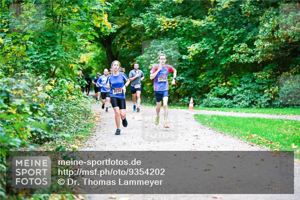 12.10.2025 - Bramfelder Halbmarathon 2025 Dr. Thomas Lammeyer http://msf.ph/oto/9354202 12.10.2025 10:49:33 Laufen 2030, 2890, 2759 meine-sportfotos.de
