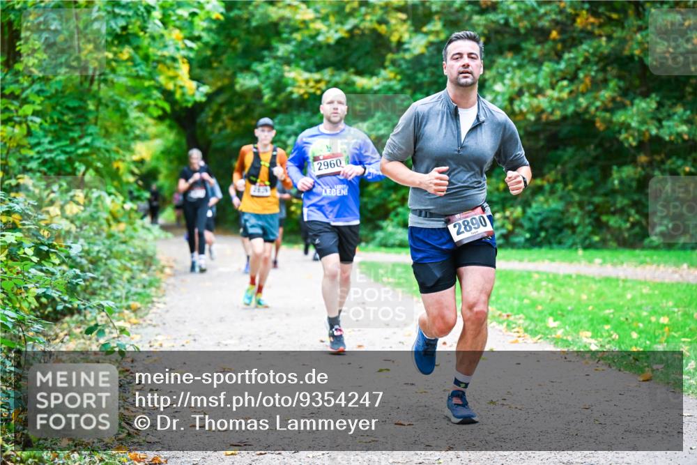 12.10.2025 - Bramfelder Halbmarathon 2025 Dr. Thomas Lammeyer http://msf.ph/oto/9354247 12.10.2025 10:49:40 Laufen 40, 2839, 2960, 2890 meine-sportfotos.de