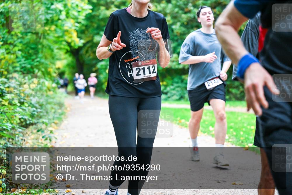 12.10.2025 - Bramfelder Halbmarathon 2025 Dr. Thomas Lammeyer http://msf.ph/oto/9354290 12.10.2025 10:49:48 Laufen 2112, 90, 2142 meine-sportfotos.de