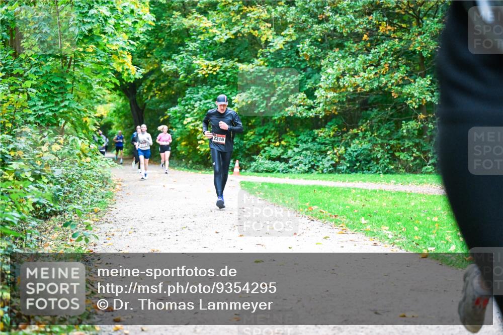 12.10.2025 - Bramfelder Halbmarathon 2025 Dr. Thomas Lammeyer http://msf.ph/oto/9354295 12.10.2025 10:49:49 Laufen 2316 meine-sportfotos.de