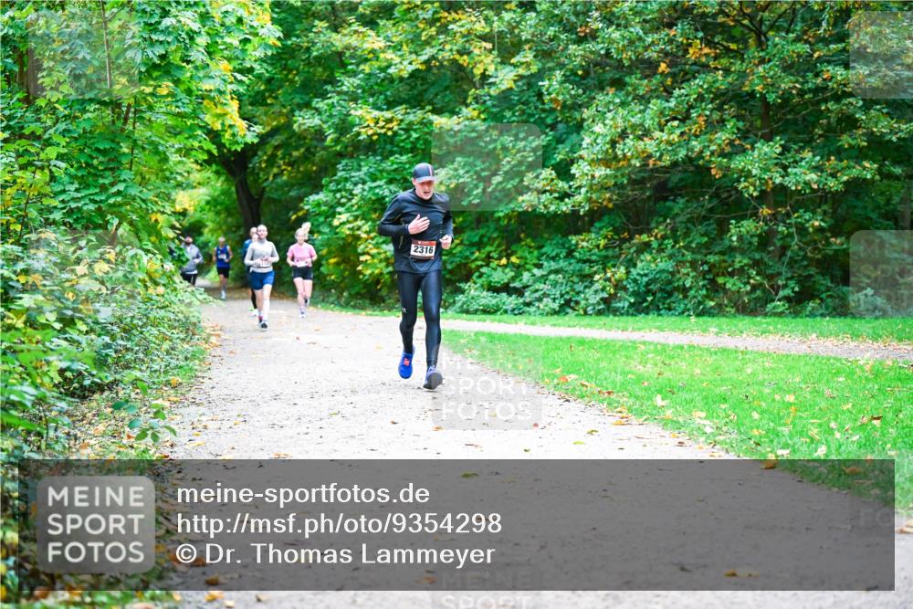 12.10.2025 - Bramfelder Halbmarathon 2025 Dr. Thomas Lammeyer http://msf.ph/oto/9354298 12.10.2025 10:49:49 Laufen 2316 meine-sportfotos.de