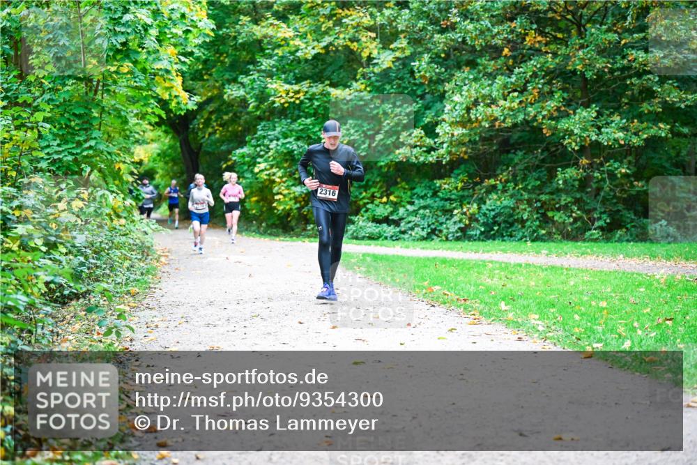 12.10.2025 - Bramfelder Halbmarathon 2025 Dr. Thomas Lammeyer http://msf.ph/oto/9354300 12.10.2025 10:49:49 Laufen 2316 meine-sportfotos.de