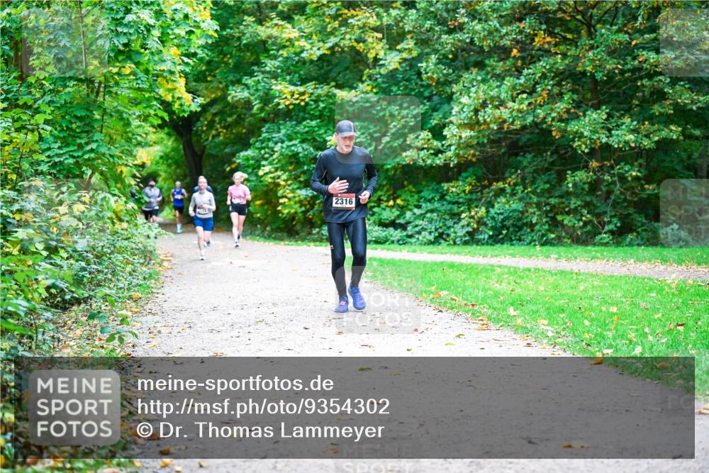 12.10.2025 - Bramfelder Halbmarathon 2025 Dr. Thomas Lammeyer http://msf.ph/oto/9354302 12.10.2025 10:49:50 Laufen 2316 meine-sportfotos.de
