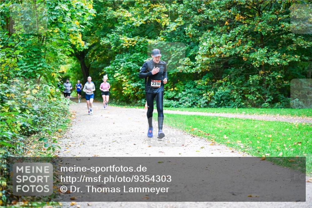 12.10.2025 - Bramfelder Halbmarathon 2025 Dr. Thomas Lammeyer http://msf.ph/oto/9354303 12.10.2025 10:49:50 Laufen 2316 meine-sportfotos.de