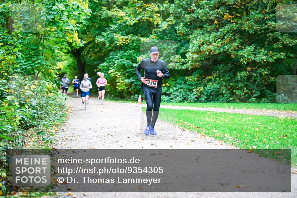 12.10.2025 - Bramfelder Halbmarathon 2025 Dr. Thomas Lammeyer http://msf.ph/oto/9354305 12.10.2025 10:49:50 Laufen 2316 meine-sportfotos.de
