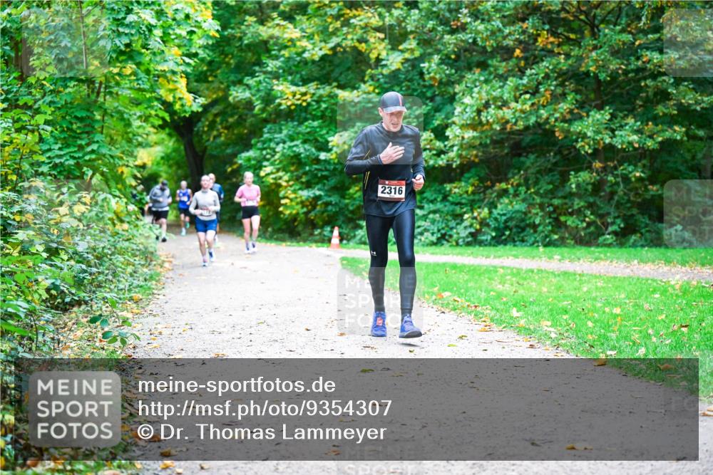 12.10.2025 - Bramfelder Halbmarathon 2025 Dr. Thomas Lammeyer http://msf.ph/oto/9354307 12.10.2025 10:49:50 Laufen 2316 meine-sportfotos.de