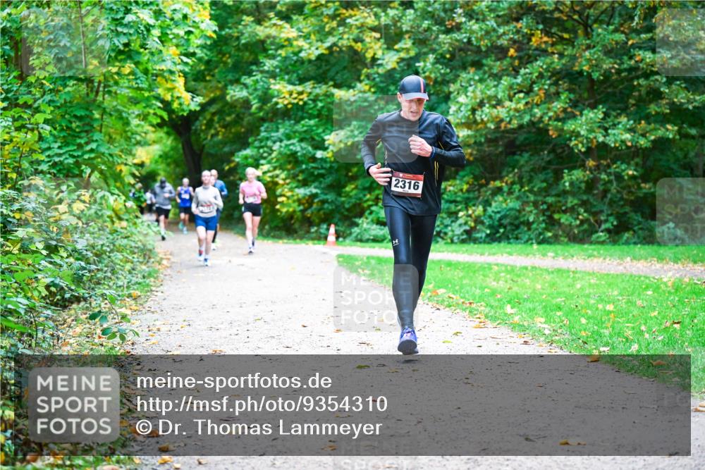 12.10.2025 - Bramfelder Halbmarathon 2025 Dr. Thomas Lammeyer http://msf.ph/oto/9354310 12.10.2025 10:49:51 Laufen 2316 meine-sportfotos.de