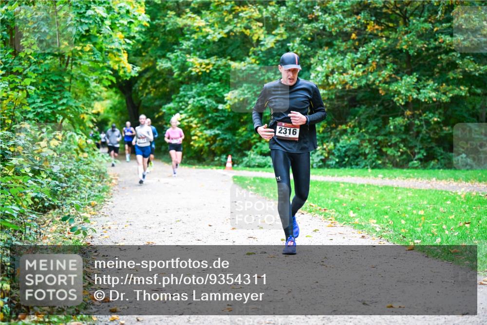 12.10.2025 - Bramfelder Halbmarathon 2025 Dr. Thomas Lammeyer http://msf.ph/oto/9354311 12.10.2025 10:49:51 Laufen 2316 meine-sportfotos.de