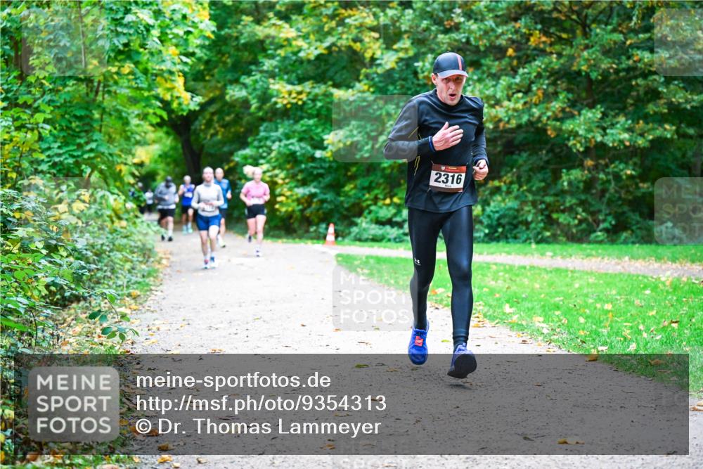 12.10.2025 - Bramfelder Halbmarathon 2025 Dr. Thomas Lammeyer http://msf.ph/oto/9354313 12.10.2025 10:49:51 Laufen 2316 meine-sportfotos.de