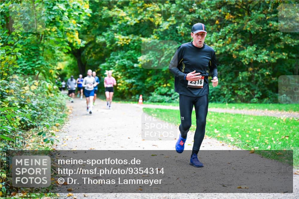 12.10.2025 - Bramfelder Halbmarathon 2025 Dr. Thomas Lammeyer http://msf.ph/oto/9354314 12.10.2025 10:49:51 Laufen 2316 meine-sportfotos.de