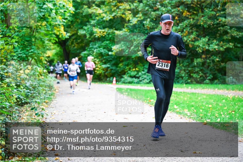12.10.2025 - Bramfelder Halbmarathon 2025 Dr. Thomas Lammeyer http://msf.ph/oto/9354315 12.10.2025 10:49:51 Laufen 2316 meine-sportfotos.de