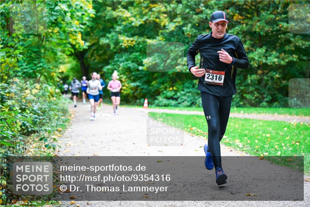 12.10.2025 - Bramfelder Halbmarathon 2025 Dr. Thomas Lammeyer http://msf.ph/oto/9354316 12.10.2025 10:49:52 Laufen 2316 meine-sportfotos.de