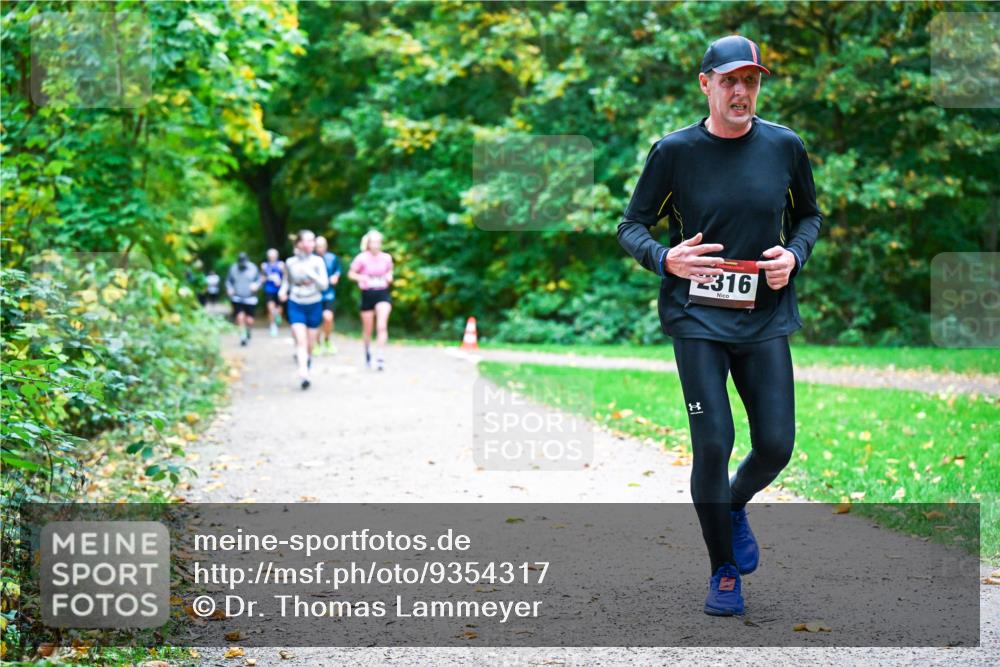 12.10.2025 - Bramfelder Halbmarathon 2025 Dr. Thomas Lammeyer http://msf.ph/oto/9354317 12.10.2025 10:49:52 Laufen 2316 meine-sportfotos.de