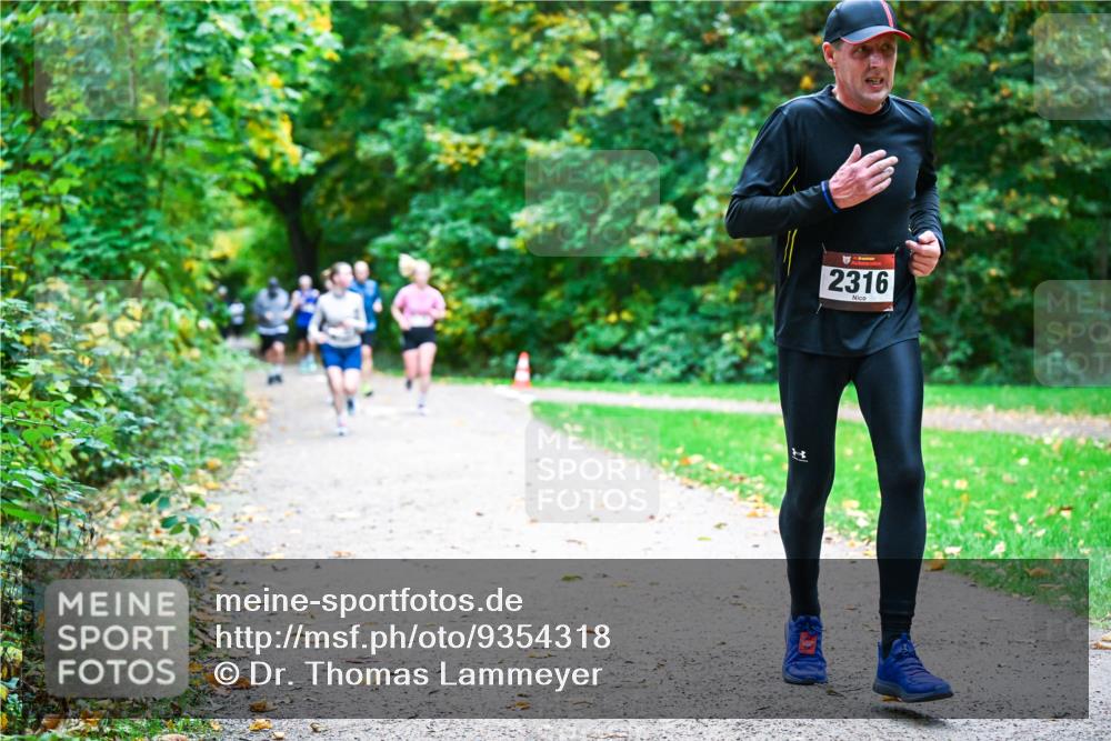 12.10.2025 - Bramfelder Halbmarathon 2025 Dr. Thomas Lammeyer http://msf.ph/oto/9354318 12.10.2025 10:49:52 Laufen 2316 meine-sportfotos.de