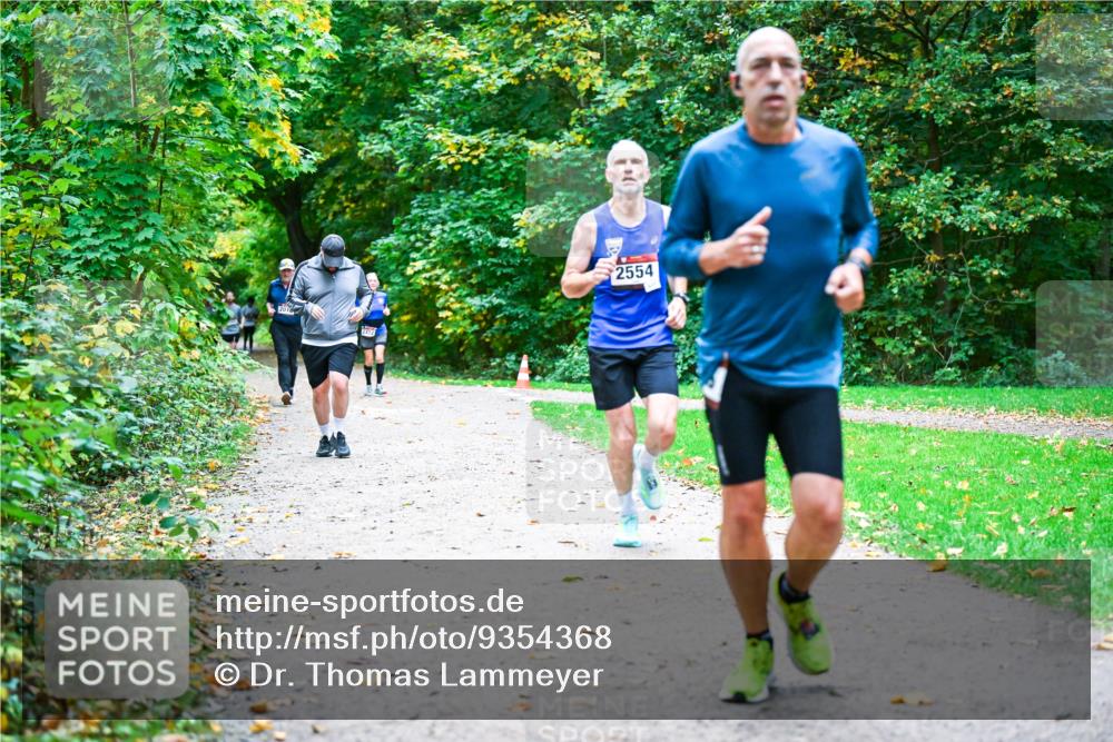12.10.2025 - Bramfelder Halbmarathon 2025 Dr. Thomas Lammeyer http://msf.ph/oto/9354368 12.10.2025 10:50:00 Laufen 2472, 2554 meine-sportfotos.de