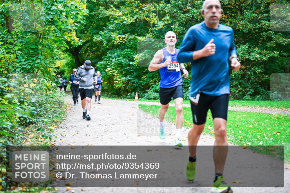 12.10.2025 - Bramfelder Halbmarathon 2025 Dr. Thomas Lammeyer http://msf.ph/oto/9354369 12.10.2025 10:50:00 Laufen 2018, 2472, 2554 meine-sportfotos.de