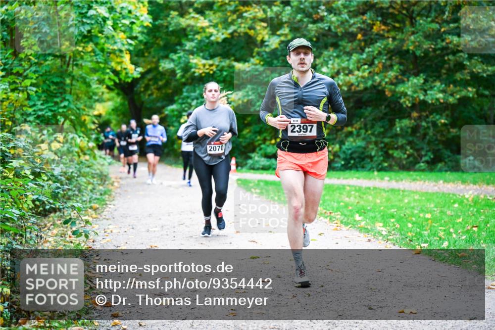 12.10.2025 - Bramfelder Halbmarathon 2025 Dr. Thomas Lammeyer http://msf.ph/oto/9354442 12.10.2025 10:50:16 Laufen 2070, 94, 2397 meine-sportfotos.de
