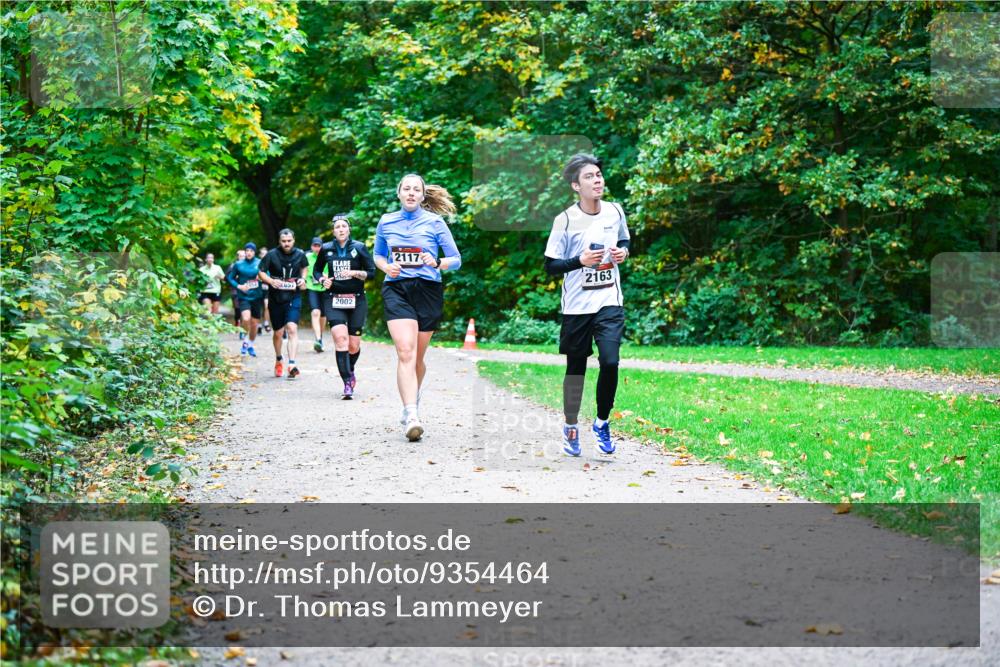 12.10.2025 - Bramfelder Halbmarathon 2025 Dr. Thomas Lammeyer http://msf.ph/oto/9354464 12.10.2025 10:50:20 Laufen 2002, 2117, 2163 meine-sportfotos.de