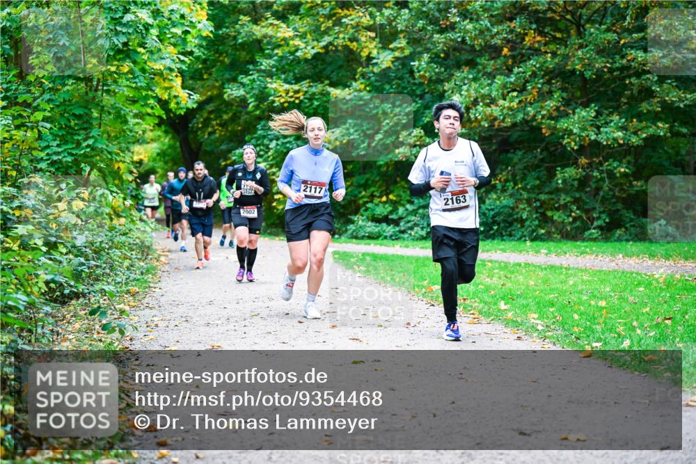 12.10.2025 - Bramfelder Halbmarathon 2025 Dr. Thomas Lammeyer http://msf.ph/oto/9354468 12.10.2025 10:50:21 Laufen 2117, 2002, 2163 meine-sportfotos.de