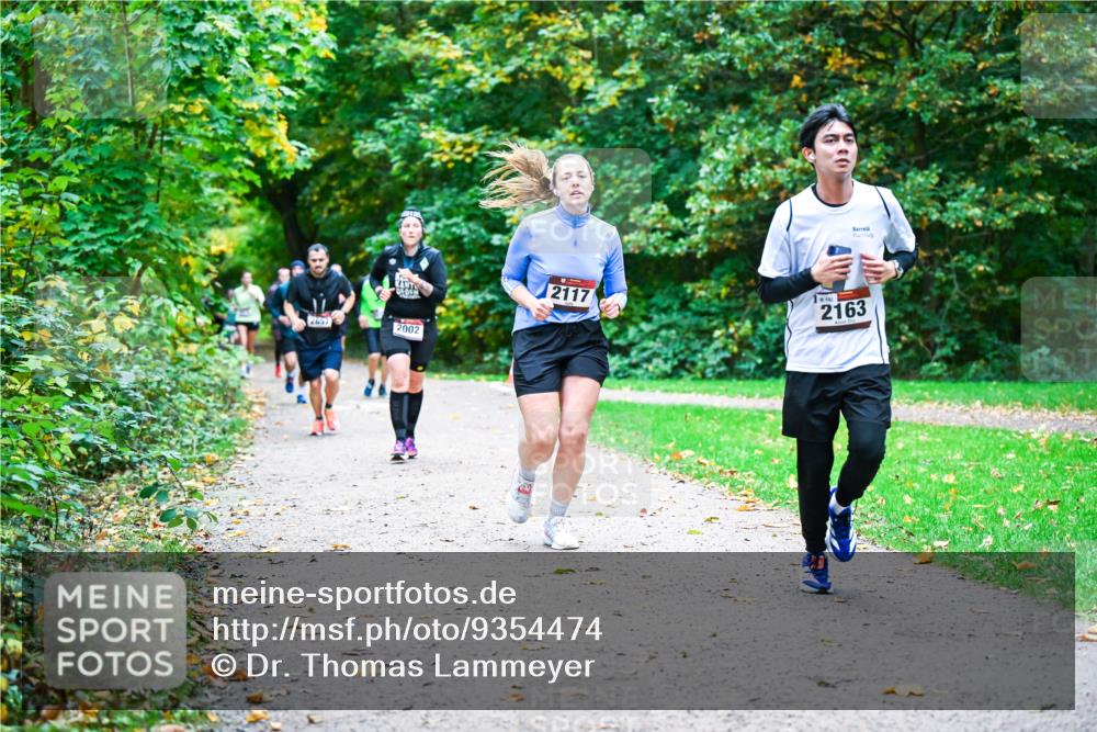 12.10.2025 - Bramfelder Halbmarathon 2025 Dr. Thomas Lammeyer http://msf.ph/oto/9354474 12.10.2025 10:50:22 Laufen 2657, 2002, 2117, 152, 2163 meine-sportfotos.de