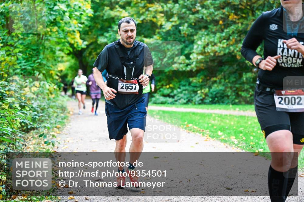 12.10.2025 - Bramfelder Halbmarathon 2025 Dr. Thomas Lammeyer http://msf.ph/oto/9354501 12.10.2025 10:50:26 Laufen 2657, 2002 meine-sportfotos.de