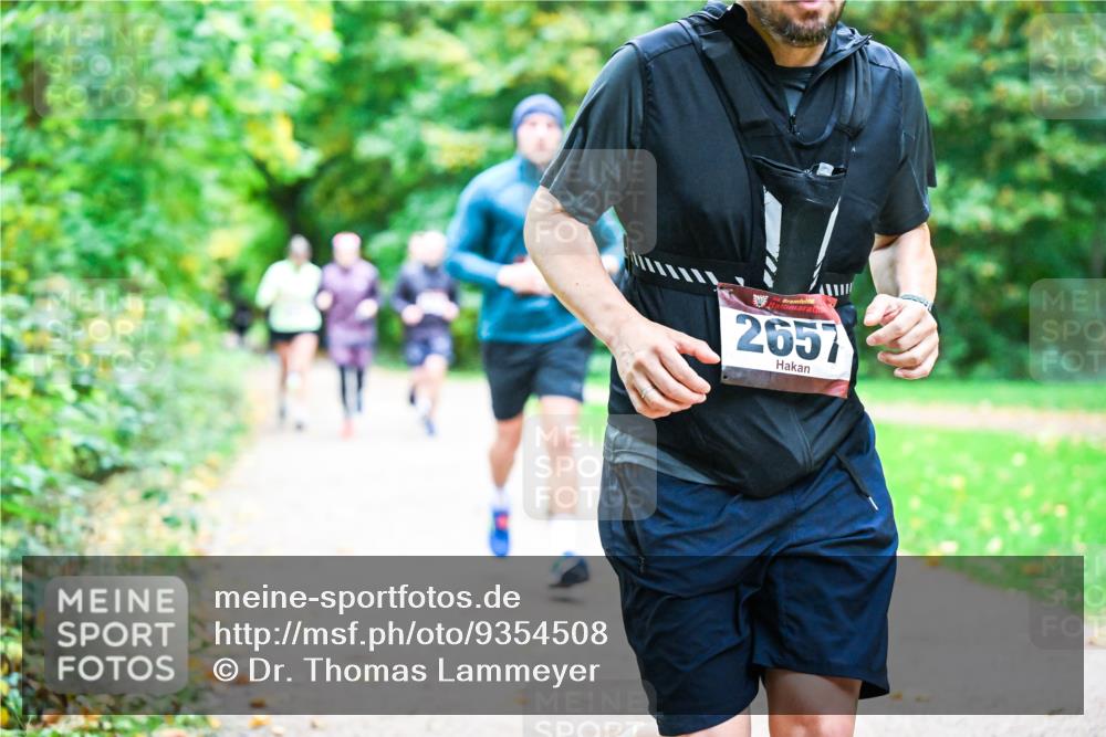 12.10.2025 - Bramfelder Halbmarathon 2025 Dr. Thomas Lammeyer http://msf.ph/oto/9354508 12.10.2025 10:50:27 Laufen 2657 meine-sportfotos.de