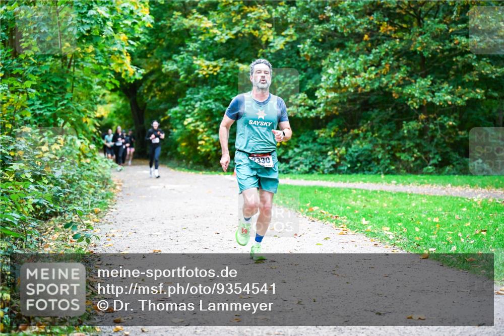 12.10.2025 - Bramfelder Halbmarathon 2025 Dr. Thomas Lammeyer http://msf.ph/oto/9354541 12.10.2025 10:50:34 Laufen 2330 meine-sportfotos.de