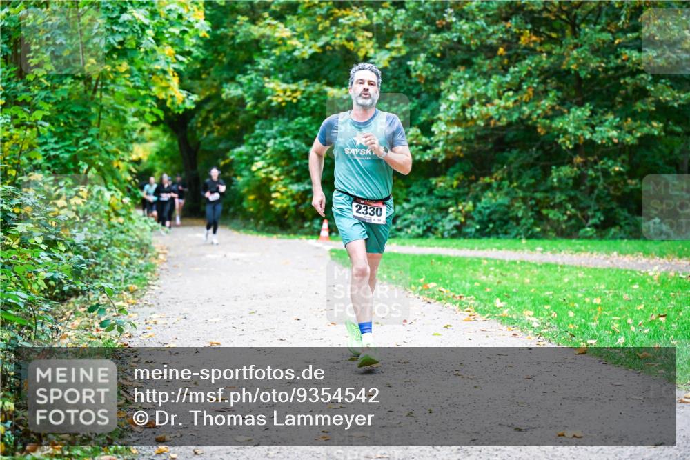 12.10.2025 - Bramfelder Halbmarathon 2025 Dr. Thomas Lammeyer http://msf.ph/oto/9354542 12.10.2025 10:50:34 Laufen 2330 meine-sportfotos.de