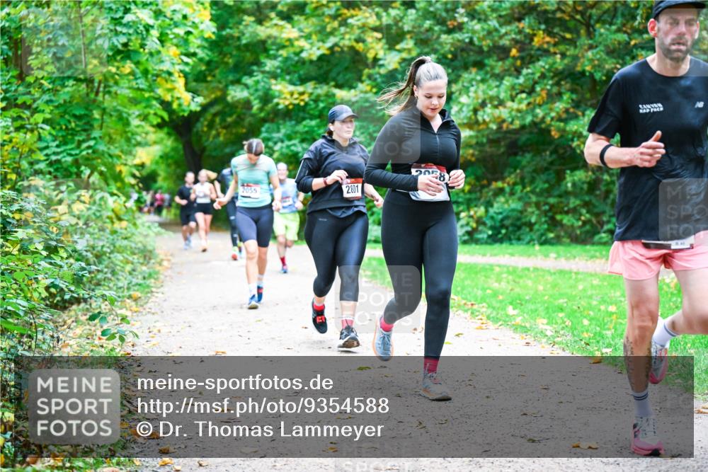 12.10.2025 - Bramfelder Halbmarathon 2025 Dr. Thomas Lammeyer http://msf.ph/oto/9354588 12.10.2025 10:50:46 Laufen 2055, 2801, 2058 meine-sportfotos.de