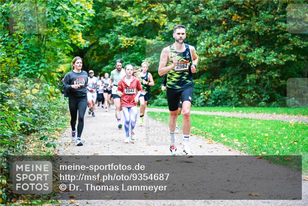 12.10.2025 - Bramfelder Halbmarathon 2025 Dr. Thomas Lammeyer http://msf.ph/oto/9354687 12.10.2025 10:51:08 Laufen 2243, 2042, 75, 2962 meine-sportfotos.de
