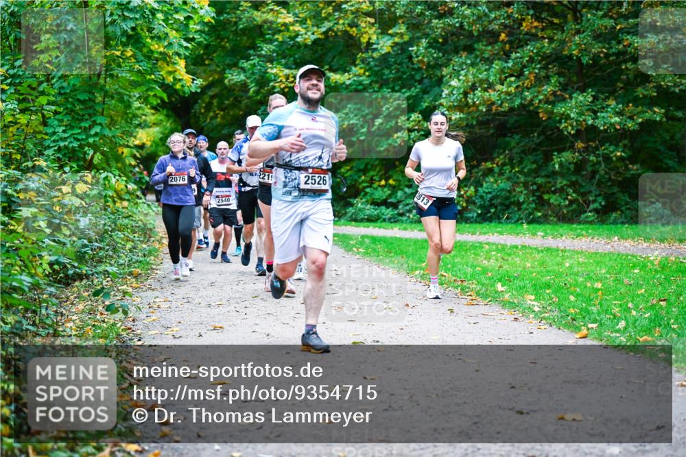 12.10.2025 - Bramfelder Halbmarathon 2025 Dr. Thomas Lammeyer http://msf.ph/oto/9354715 12.10.2025 10:51:12 Laufen 600, 2076, 2540, 11221, 2526, 2813 meine-sportfotos.de