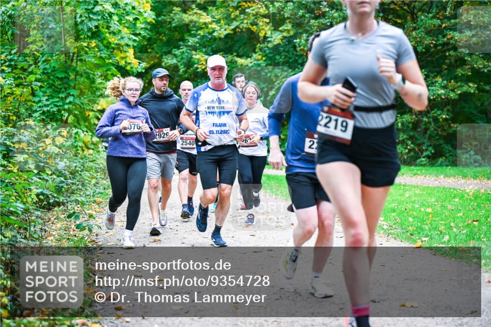 12.10.2025 - Bramfelder Halbmarathon 2025 Dr. Thomas Lammeyer http://msf.ph/oto/9354728 12.10.2025 10:51:15 Laufen 076, 2929, 2540, 05, 11, 2023, 26, 2219, 21 meine-sportfotos.de
