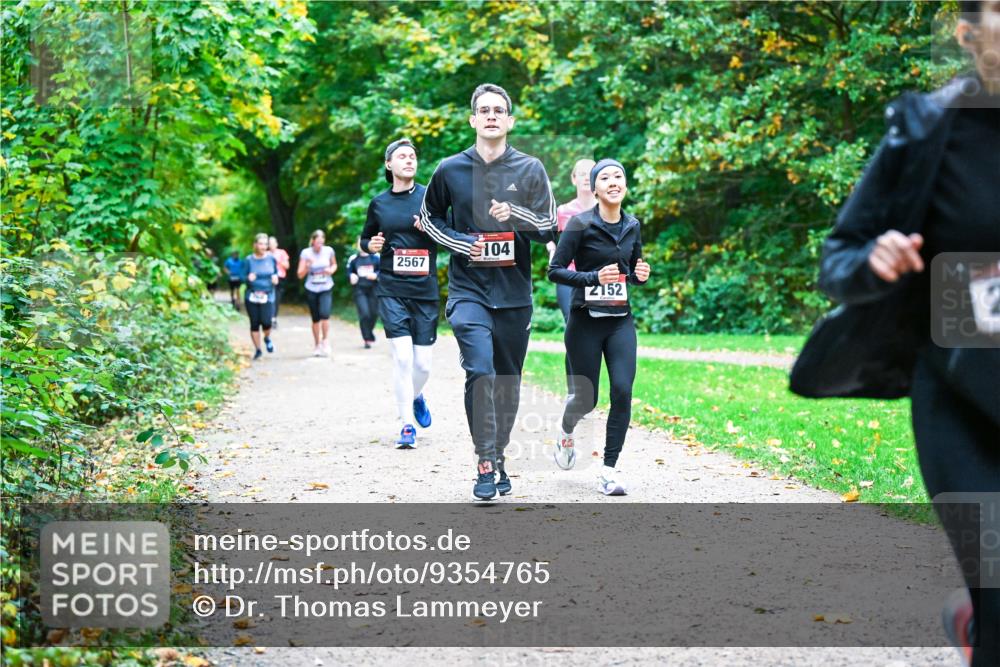 12.10.2025 - Bramfelder Halbmarathon 2025 Dr. Thomas Lammeyer http://msf.ph/oto/9354765 12.10.2025 10:51:21 Laufen 2567, 104, 2152 meine-sportfotos.de
