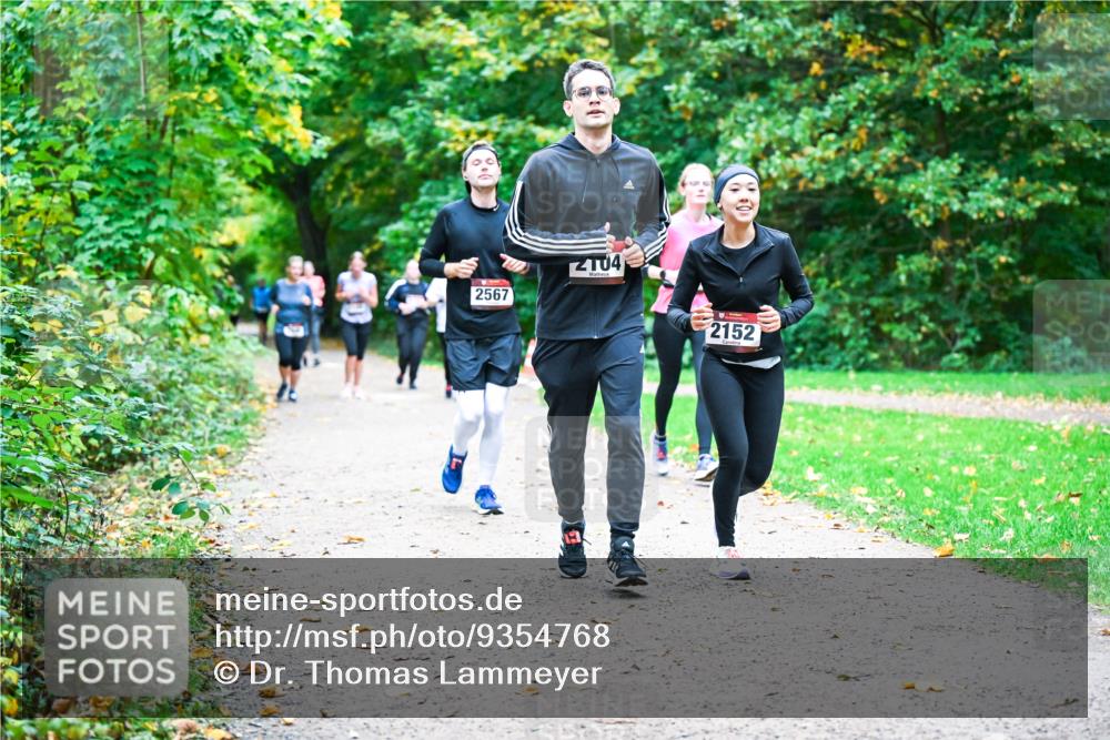 12.10.2025 - Bramfelder Halbmarathon 2025 Dr. Thomas Lammeyer http://msf.ph/oto/9354768 12.10.2025 10:51:21 Laufen 2567, 2104, 2152 meine-sportfotos.de